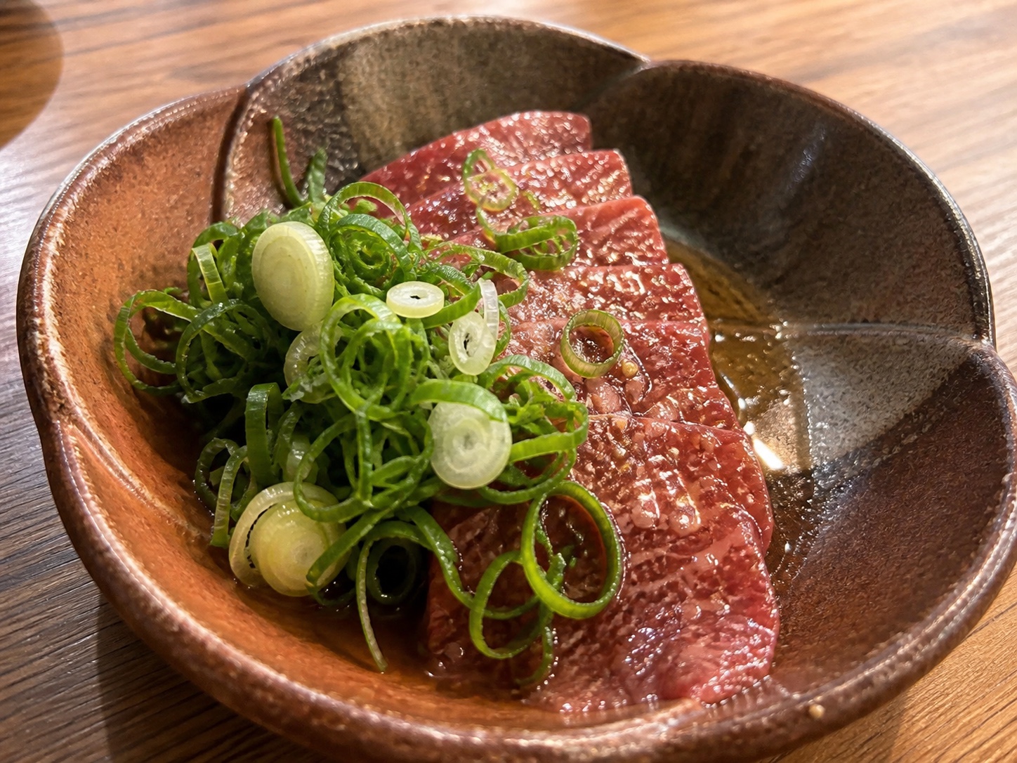 ねぎを添えた肉料理