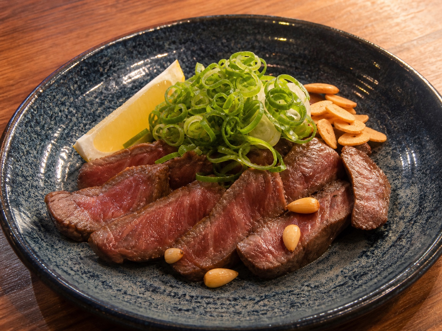 焼き上げた肉料理