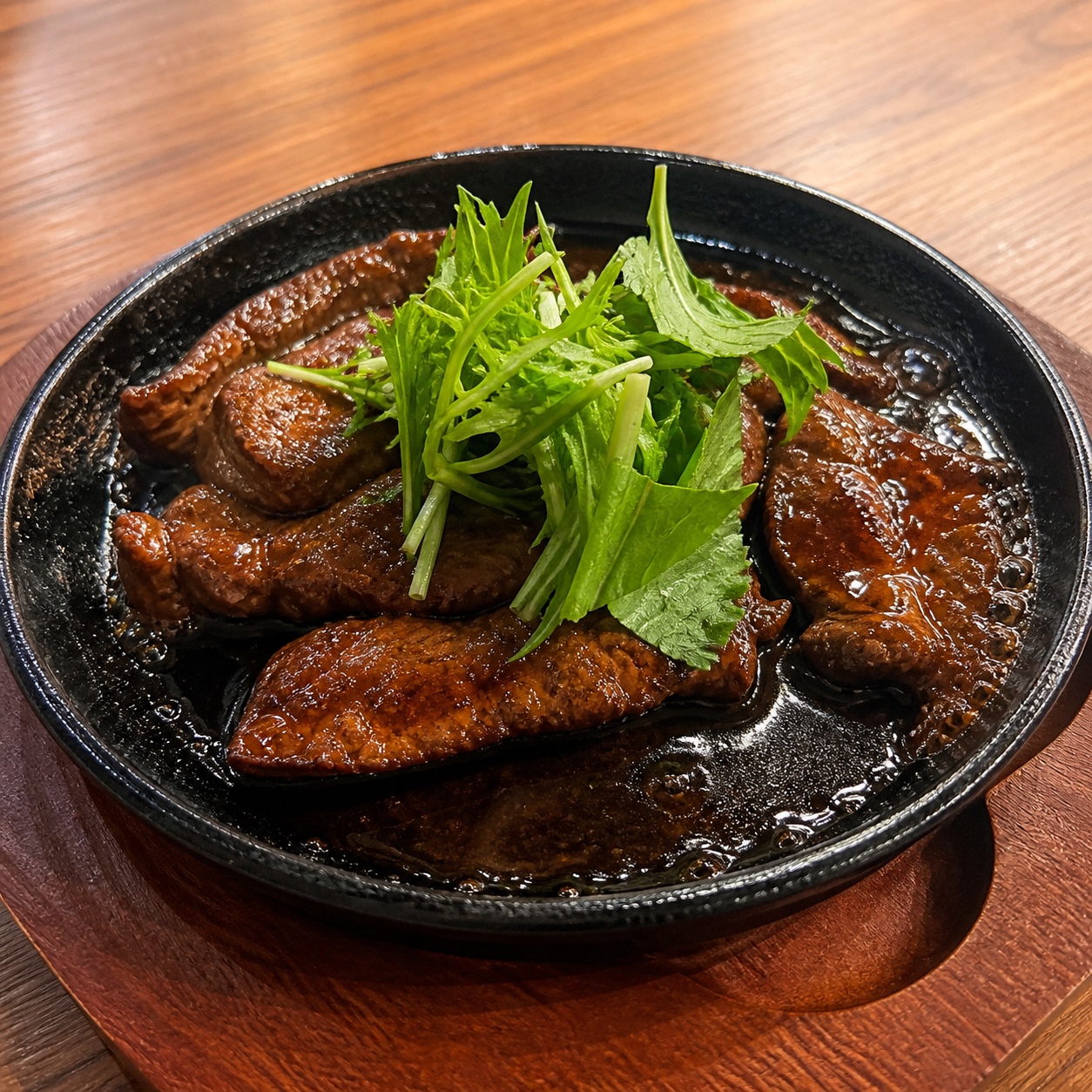 鉄板で提供する肉料理