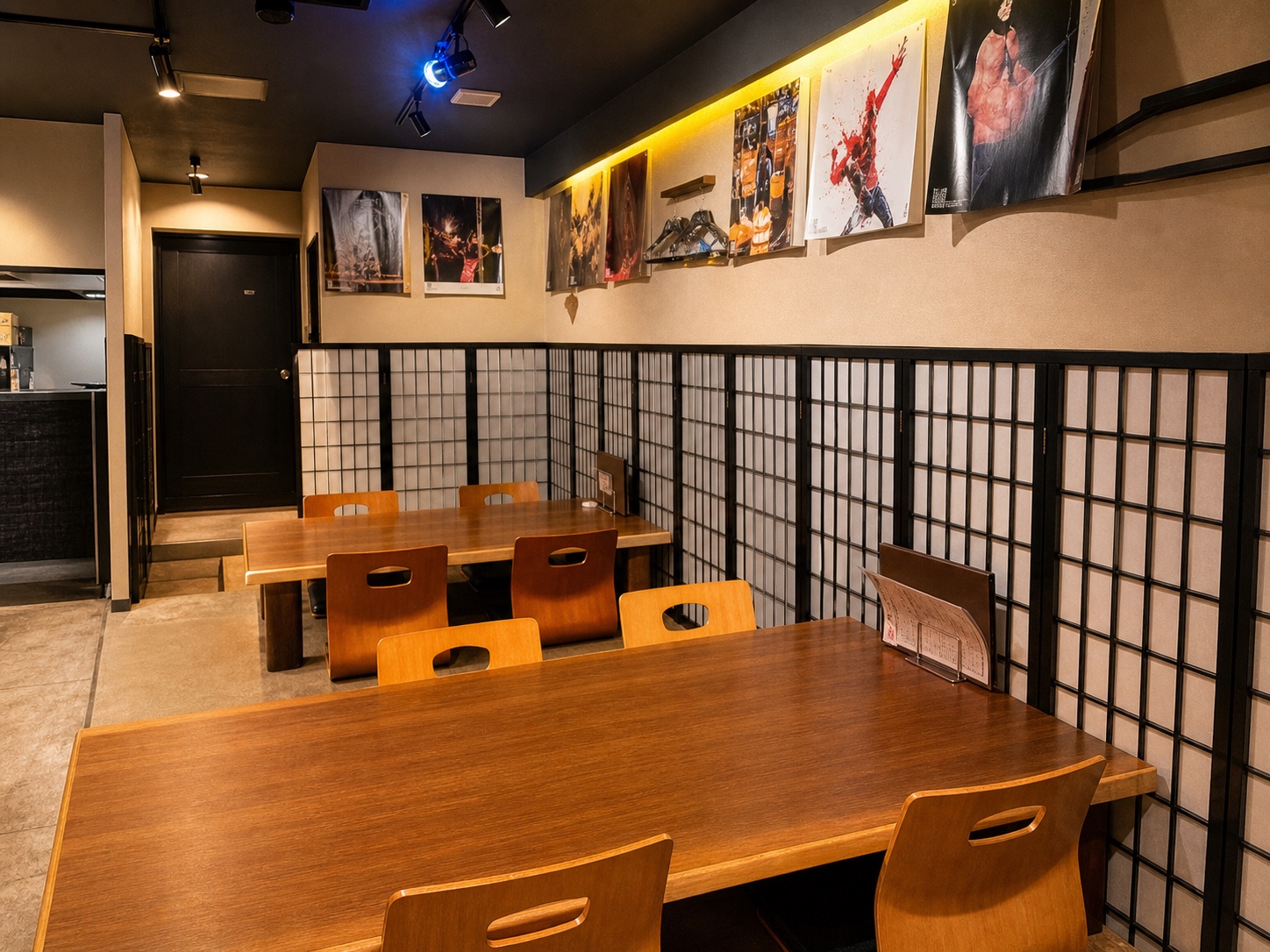 木の温もりを感じる店内